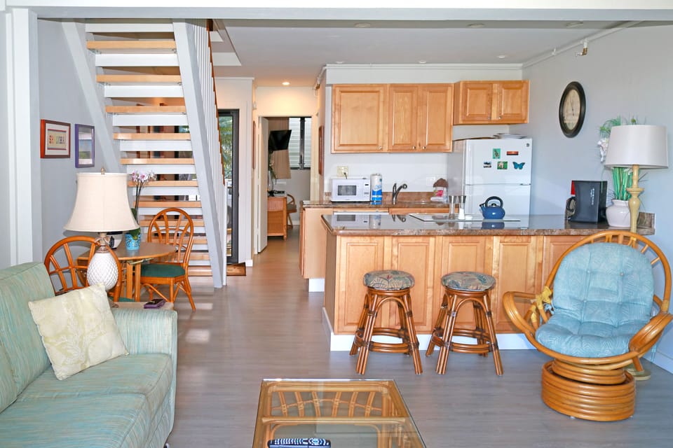 Come in and relax in this wonderful little home away from home condo