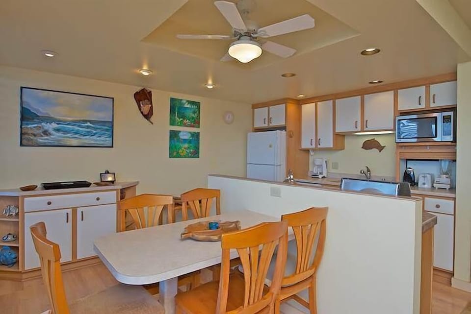 Five can dine here or ocean front out on the lanai.