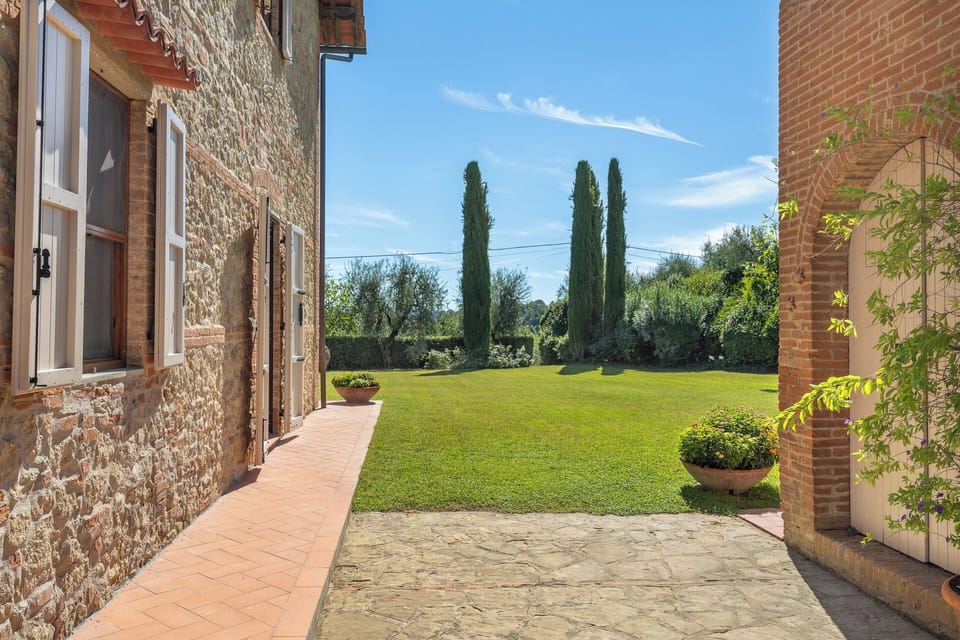 Wall, Grass, Brick, Shrub, Brickwork, Garden, Land Lot, Groundcover, Estate, Lawn