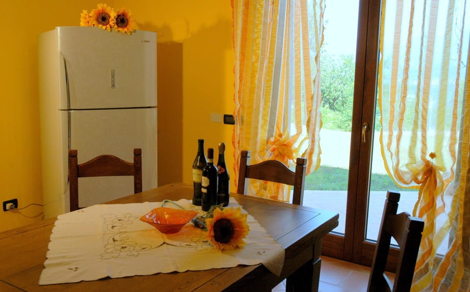 Dining Room, Room Detail