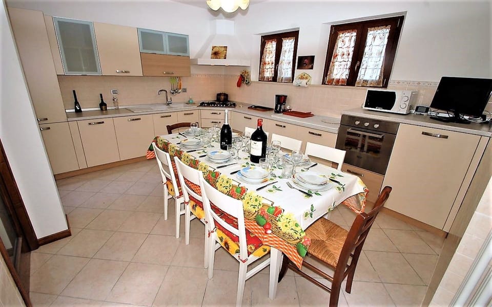 Room, Dining Room, Property, Furniture, Table, Building, Interior Design, Floor, Kitchen, Real Estate