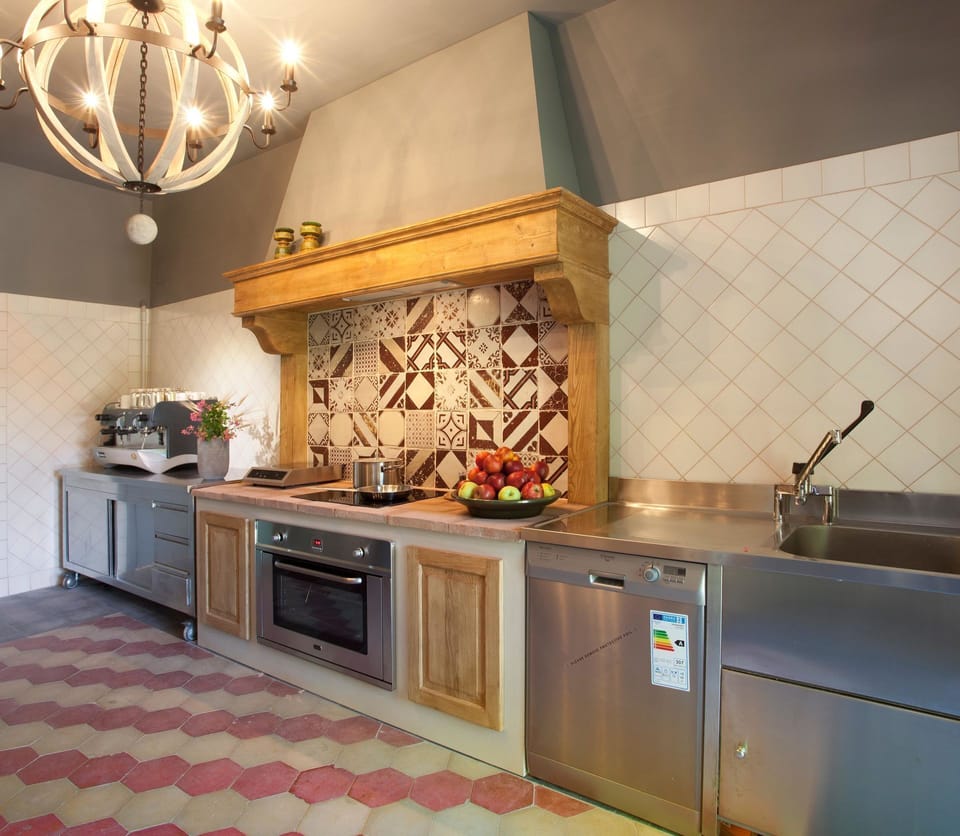 Countertop, Property, Room, Tile, Kitchen, Cabinetry, Interior Design, Furniture, Floor, Ceiling