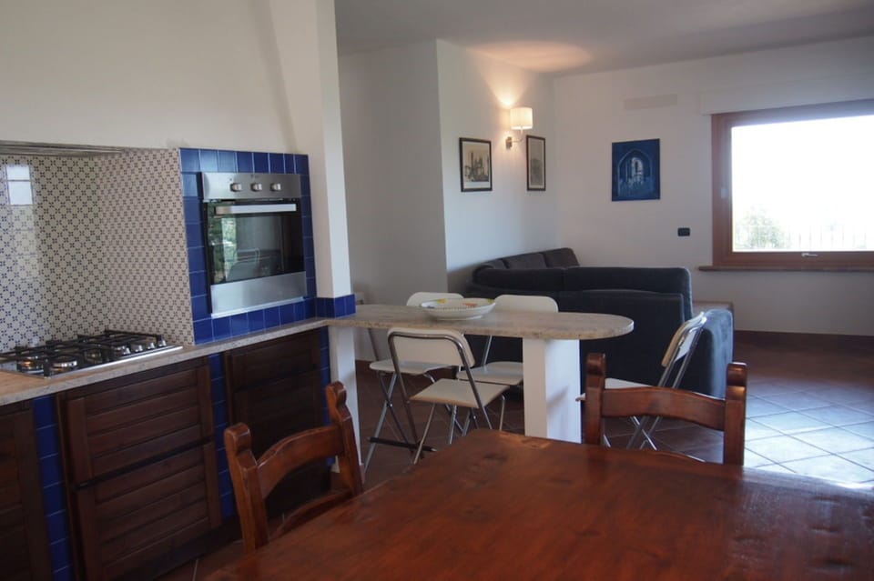 ampio soggiorno con cucina in tipico stile toscano