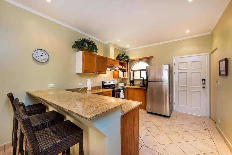 Kitchen and breakfast bar