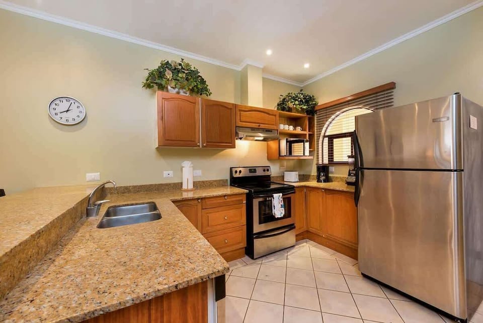 Gourmet kitchen, fully stocked