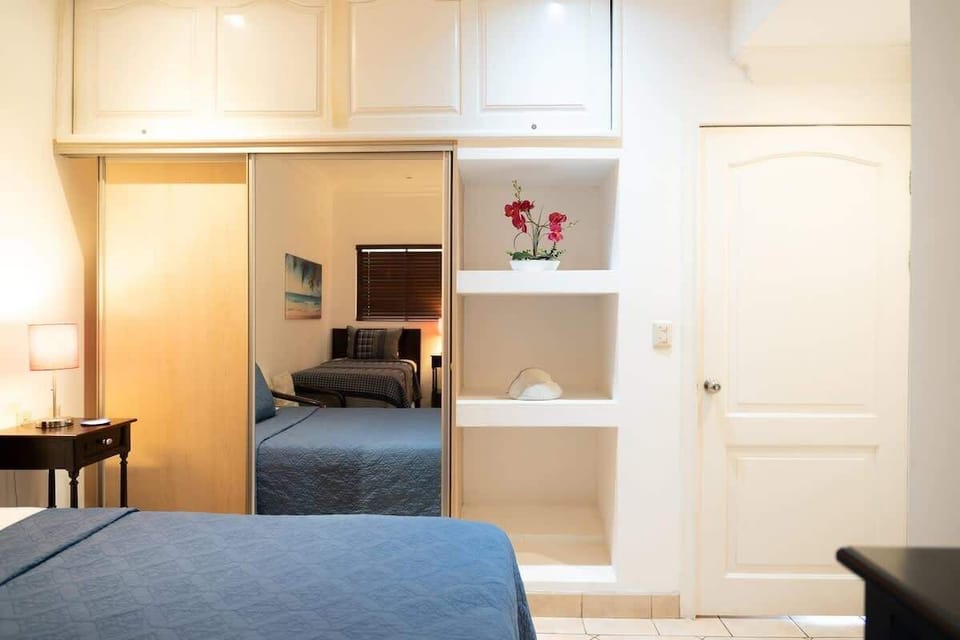 Guest bedroom, Full and Twin size beds, access to full bathroom