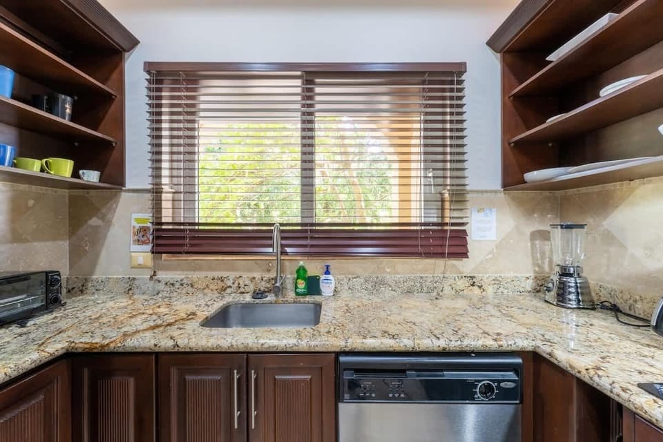 Gourmet kitchen, fully stocked