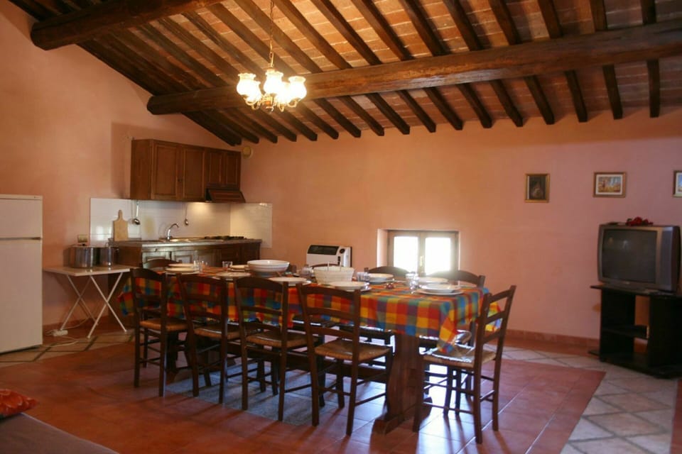 Room, Building, Property, Furniture, Table, House, Interior Design, Floor, Ceiling, Dining Room