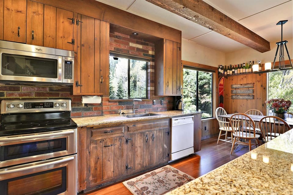 main level-kitchen-_mre0105