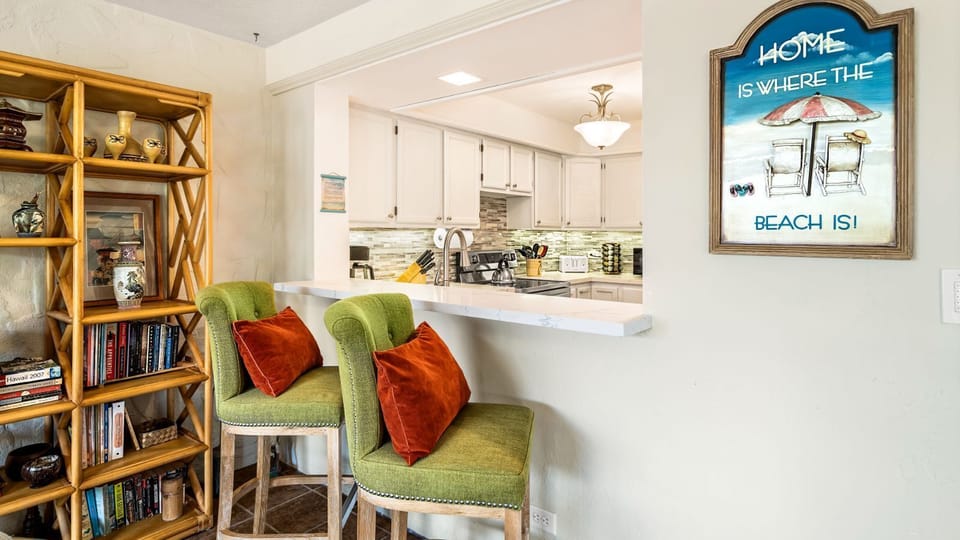 Breakfast bar/pass through from the kitchen