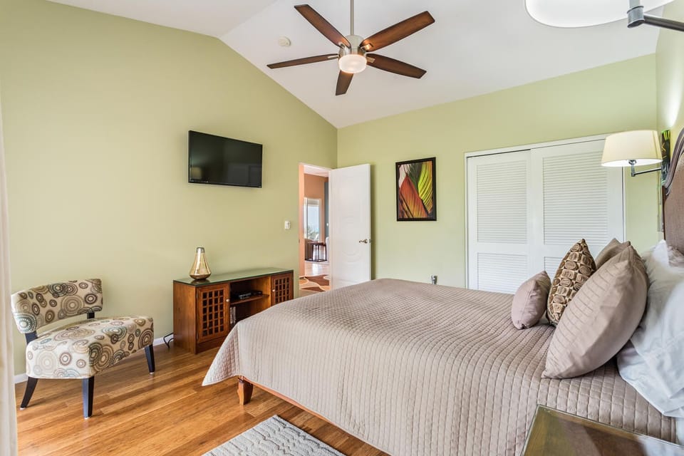 Bedroom 3 with Queen Bed and Flat Screen TV