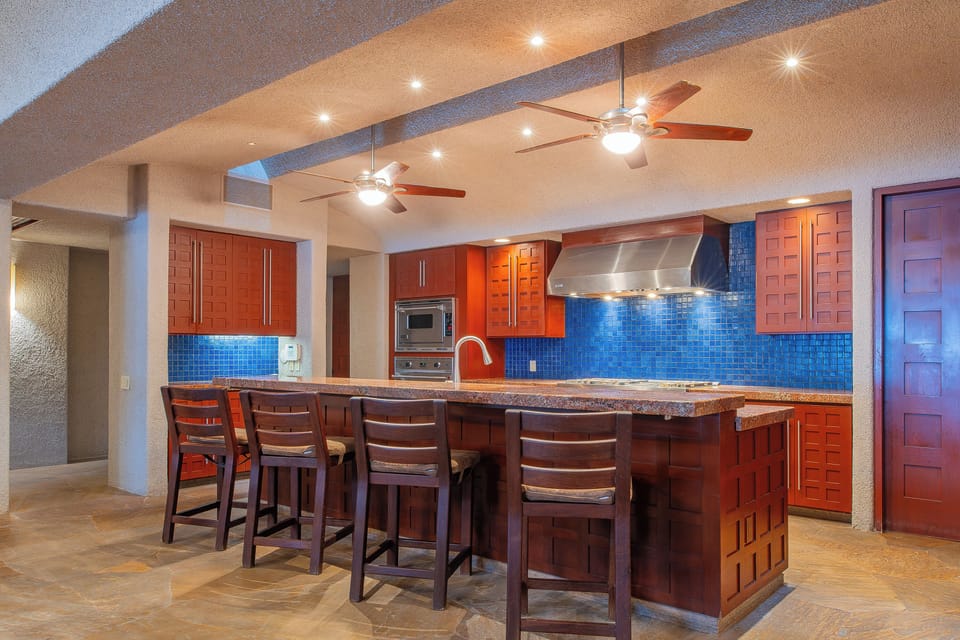 Fully equipped kitchen with bar seating