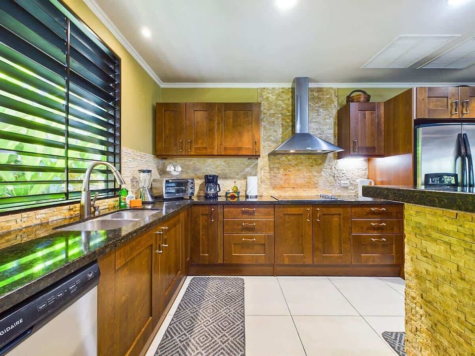 Gourmet kitchen, fully equipped