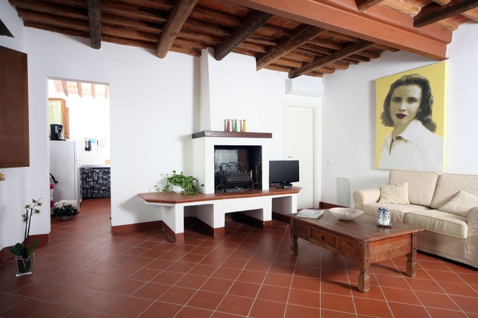 Room, Property, Interior Design, Living Room, Furniture, Building, Floor, House, Ceiling, Table