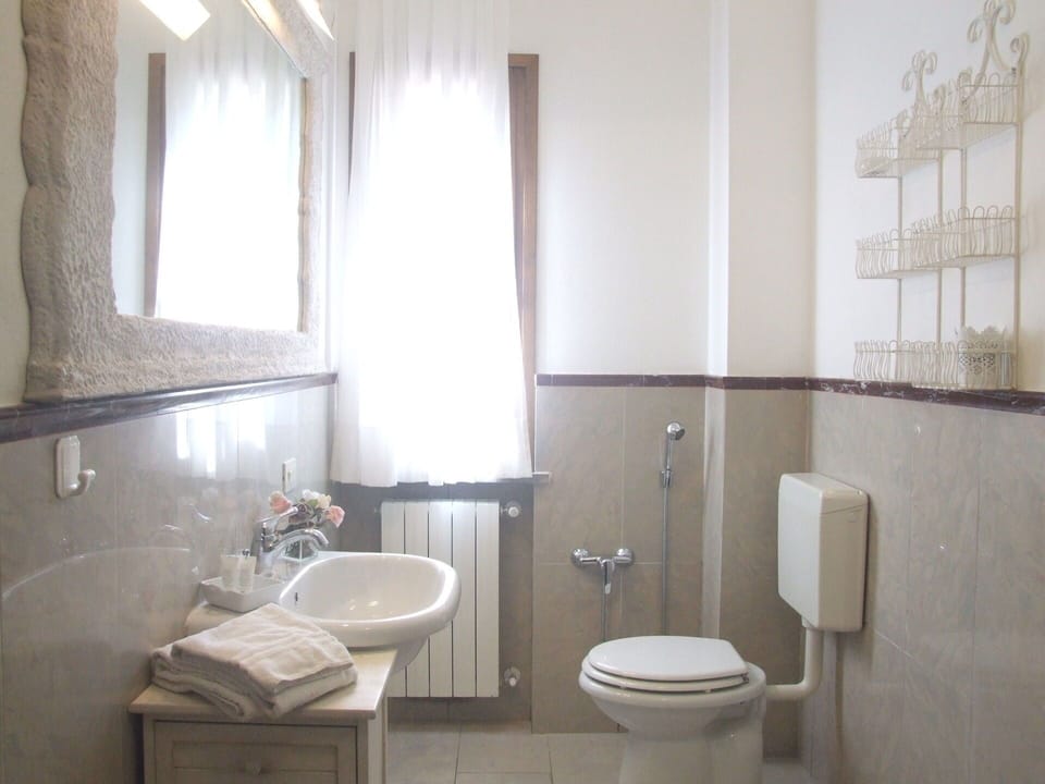 Plumbing Fixture, Bathroom Sink, Sink, Flooring, Interior Design, Bathroom, Tap, Floor, Plumbing, Room