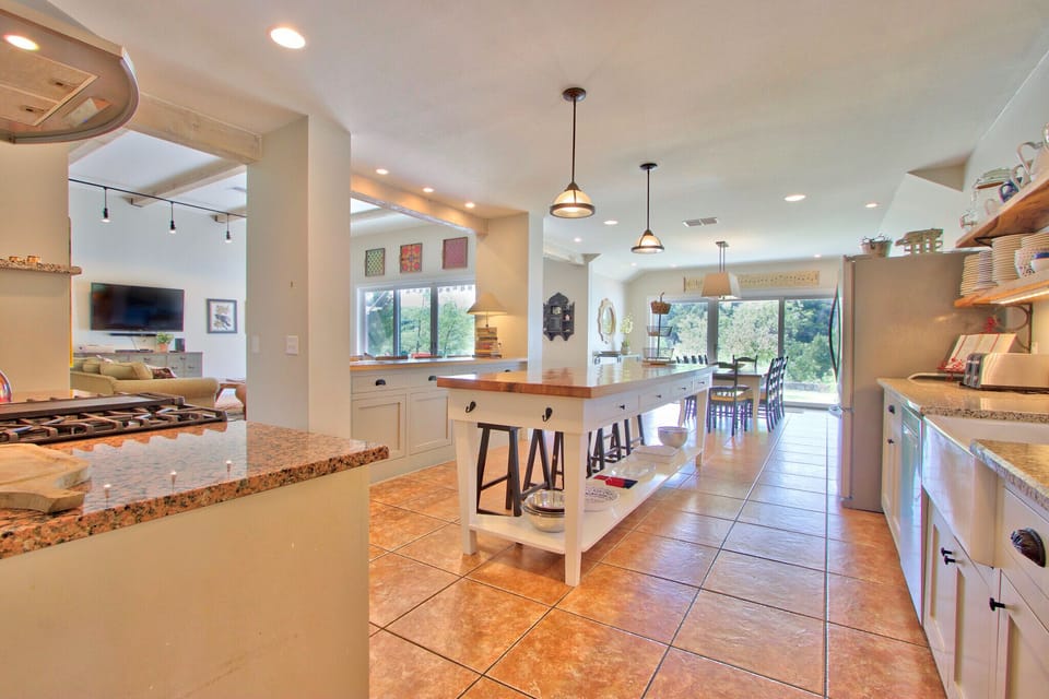 Large island for preparing meals