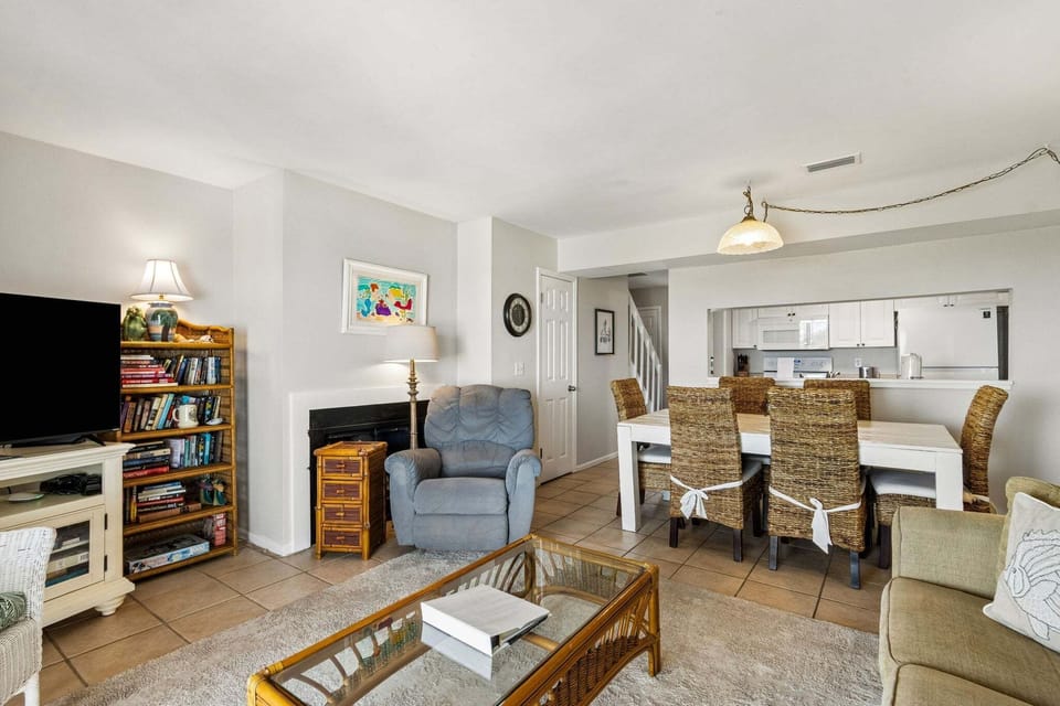 Living Room/Dining Area