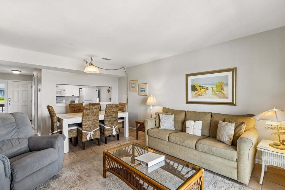 Living Room/Dining Area