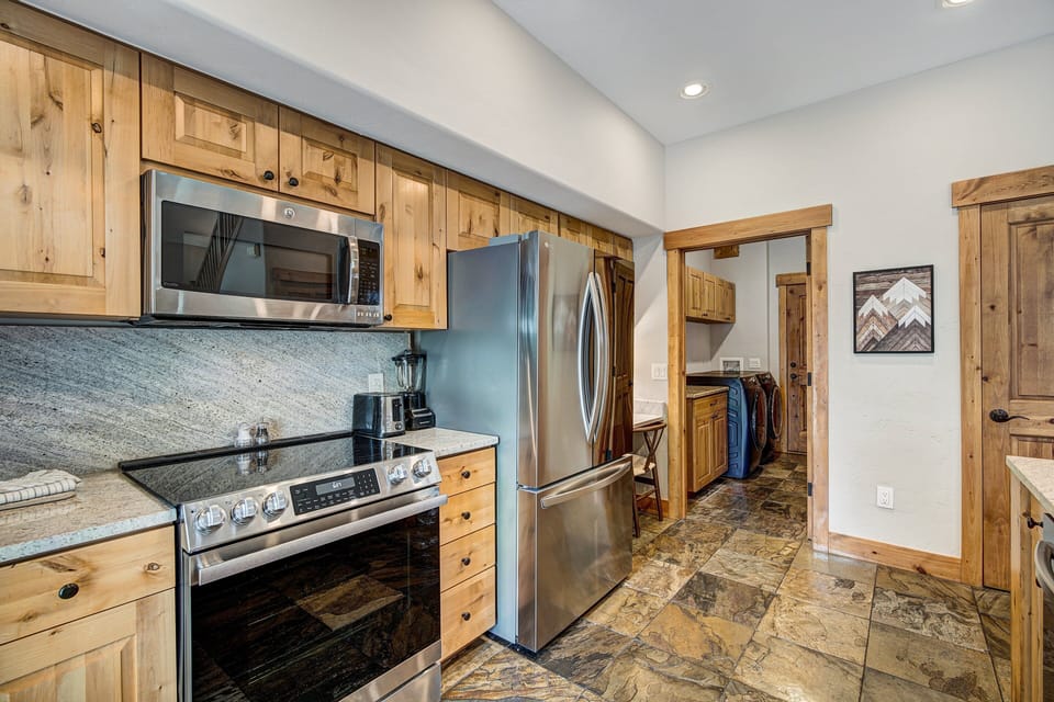 Indoors, Floor, Flooring, Appliance, Microwave