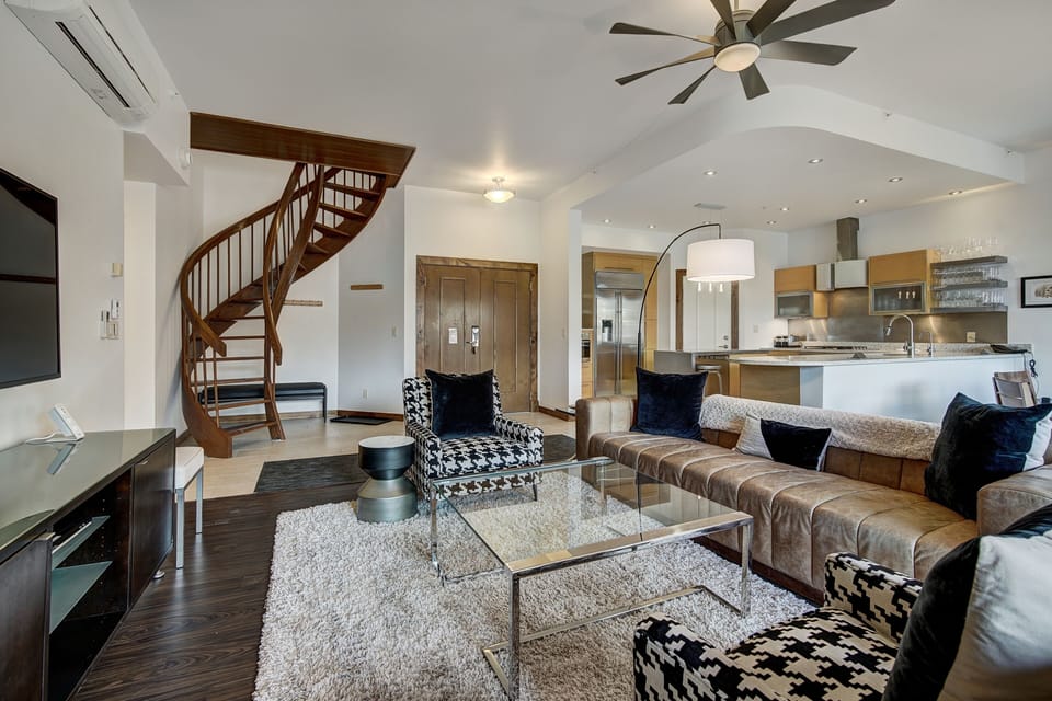 Furniture, Indoors, Living Room, Couch, Table