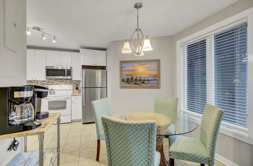 Dining & kitchen.