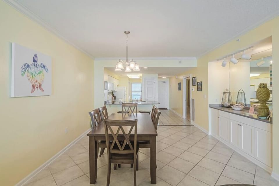 Dining and Wet Bar