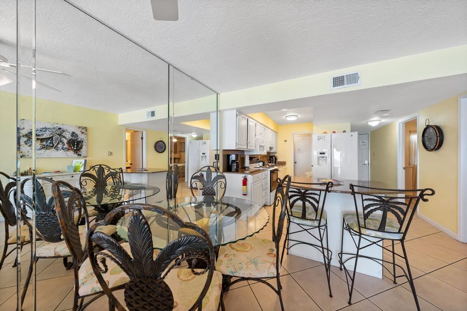 6 Edgewater 52 Dining Area