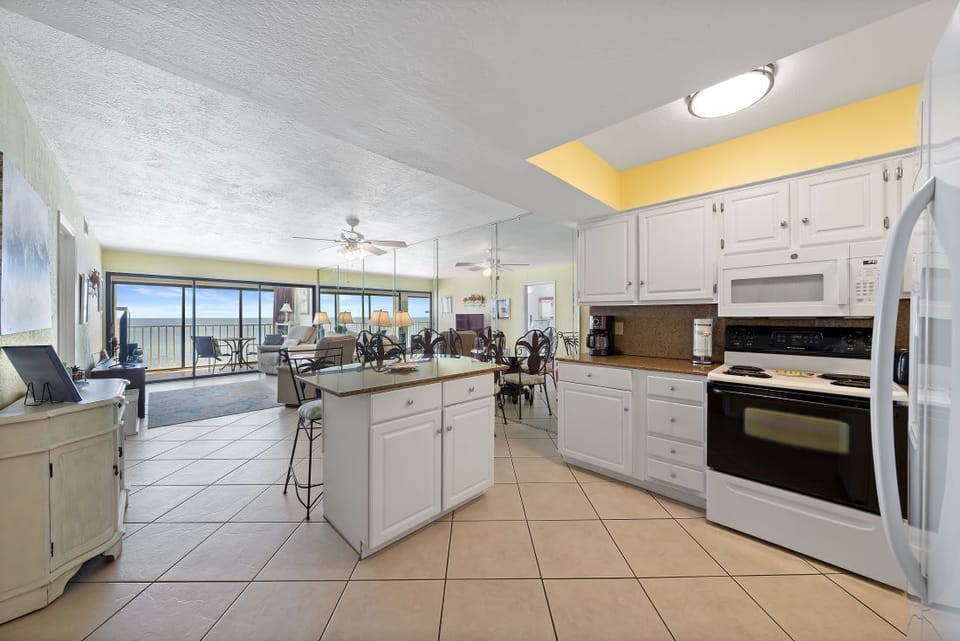 10 Edgewater 52 Kitchen