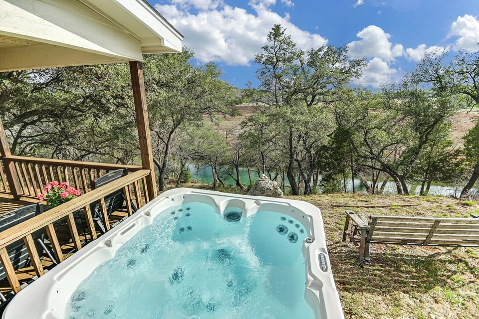 Hot tub with views overlooking hill country