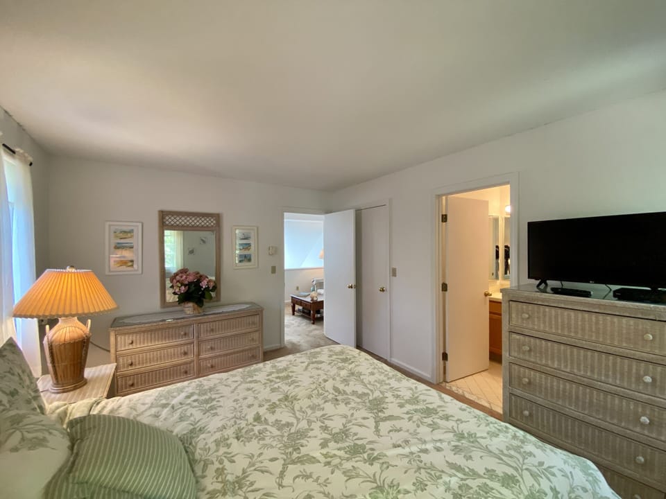 Primary Bedroom (Upstairs)