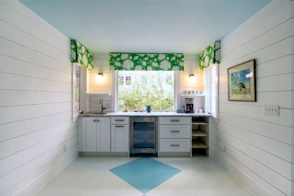 Wet bar.
