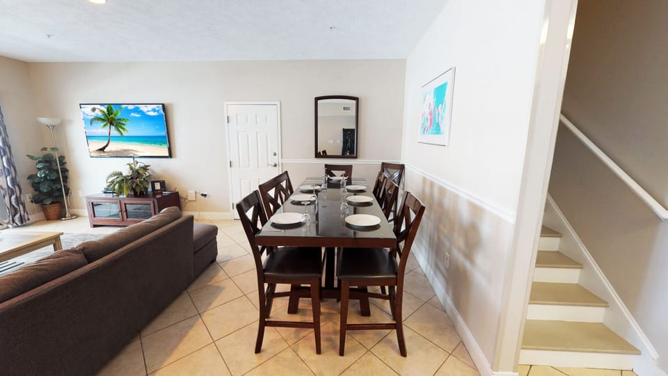 Open layout connecting the living room and dining area, ideal for relaxing together.