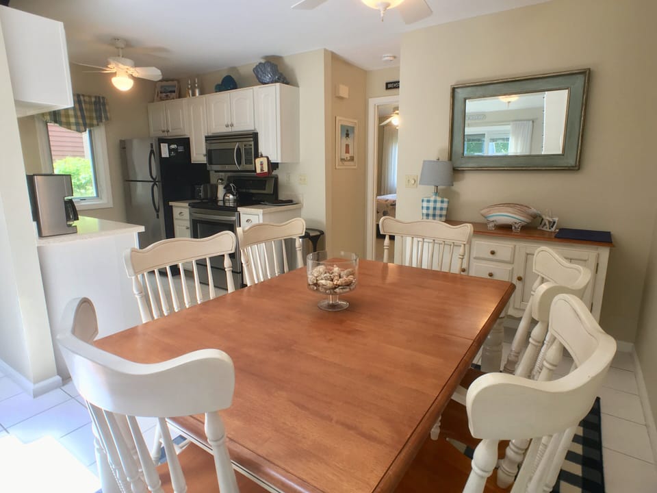 Dining/Kitchen Area
