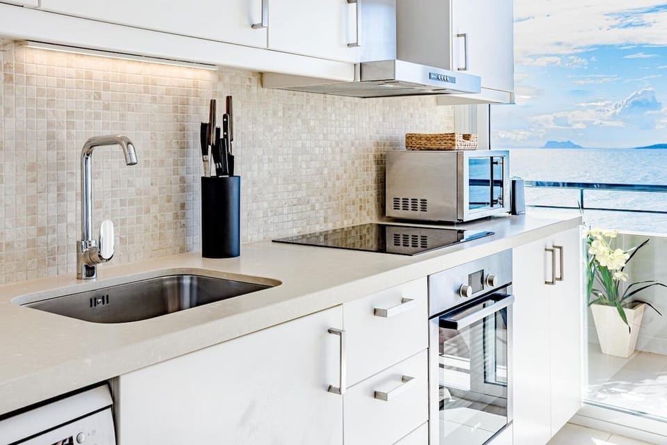 The apartment in Estepona has 3 bedrooms and has capacity for 6 people. 
The apartment is tastefully-furnished, is ample, and is 80 m². The property is located right next to the beach. It has views of waterfront and the mountain. 