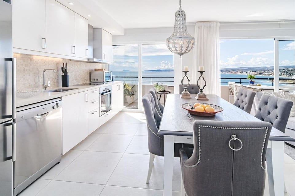 The apartment in Estepona has 3 bedrooms and has capacity for 6 people. 
The apartment is tastefully-furnished, is ample, and is 80 m². The property is located right next to the beach. It has views of waterfront and the mountain. 