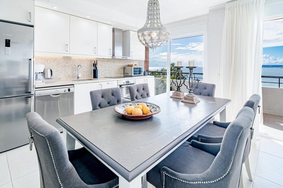 The apartment in Estepona has 3 bedrooms and has capacity for 6 people. 
The apartment is tastefully-furnished, is ample, and is 80 m². The property is located right next to the beach. It has views of waterfront and the mountain. 