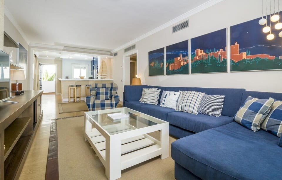 Located in Estepona, this 2-bedroom open plan beachfront apartment can accommodate 4 people.
This 80m2 charming and calm family friendly apartment is located right next to the beach making this the perfect accommodation for those looking for a beach