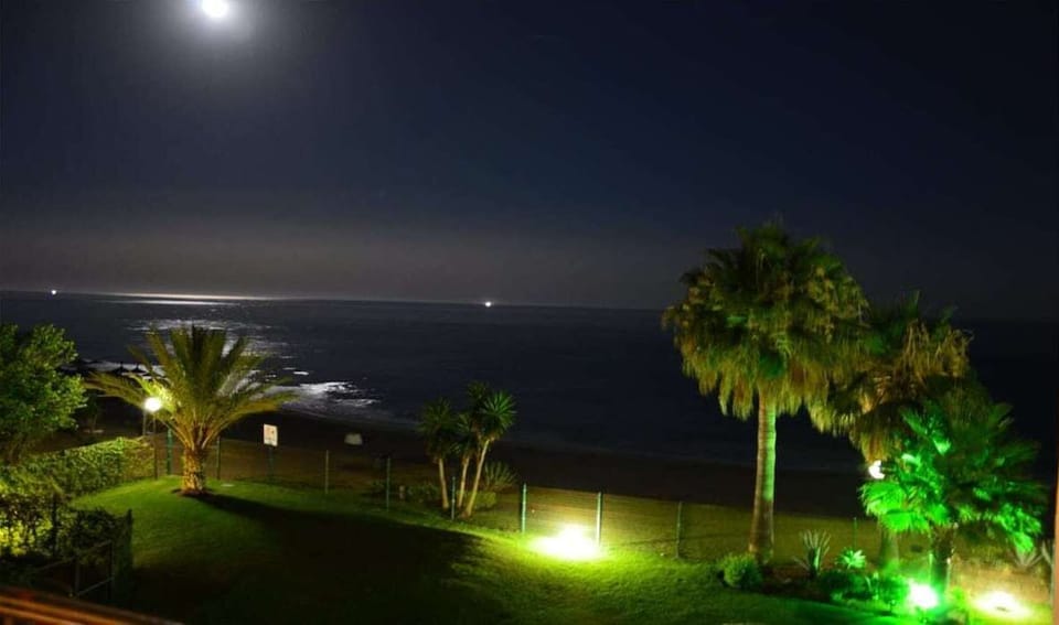 Located in Estepona, this 2-bedroom open plan beachfront apartment can accommodate 4 people.
This 80m2 charming and calm family friendly apartment is located right next to the beach making this the perfect accommodation for those looking for a beach