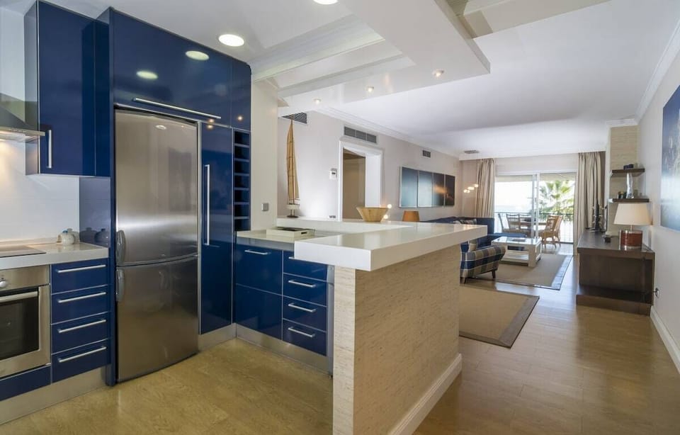 Located in Estepona, this 2-bedroom open plan beachfront apartment can accommodate 4 people.
This 80m2 charming and calm family friendly apartment is located right next to the beach making this the perfect accommodation for those looking for a beach