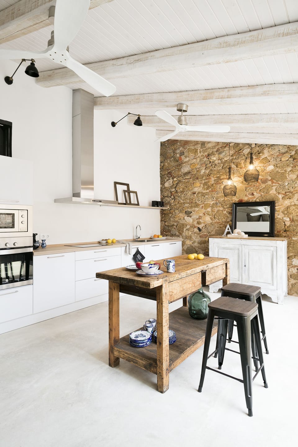 zona cocina totalmente equipada 
horno, mircroondas y fregaplatos
la zona dispone de ventiladores de techo