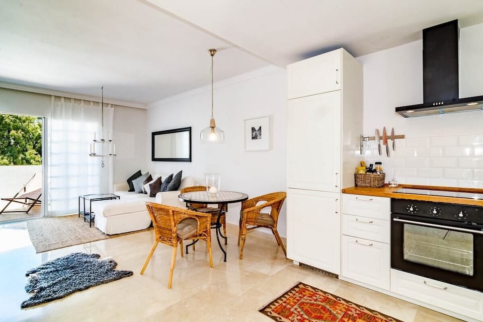 This 2-bedroom apartment in Nueva Andalucia has capacity for 4 people. 
The 82 m2 apartment is located in a charming residential complex with mountain and garden views from the rooftop terrace. The property is located right next to the golf-course. 