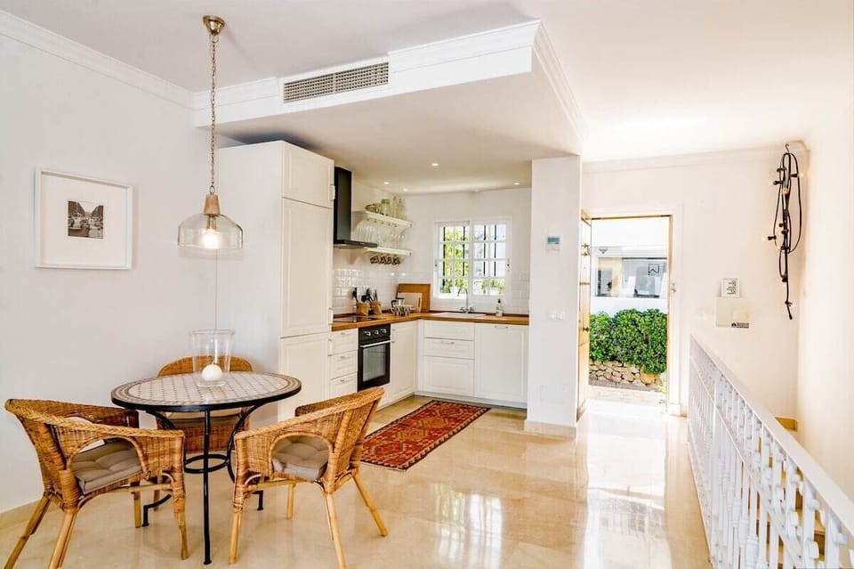 This 2-bedroom apartment in Nueva Andalucia has capacity for 4 people. 
The 82 m2 apartment is located in a charming residential complex with mountain and garden views from the rooftop terrace. The property is located right next to the golf-course. 