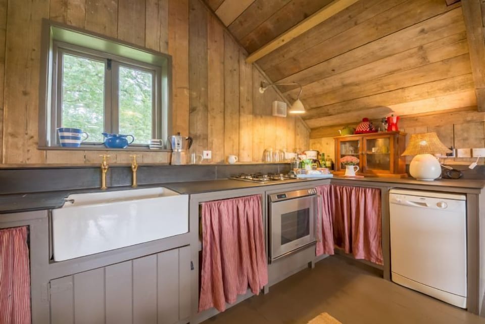 First floor: Fully equipped kitchen with gas hob & electric oven, fridge/freezer, microwave, dishwasher and washing machine