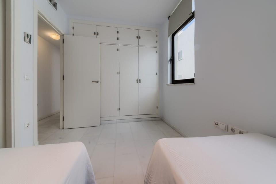 Beds and wardrobe of Mercurio Apartment 1 bedroom in Villas Flamenco Rentals in Conil