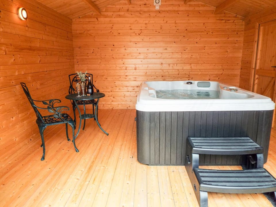 Indoor spa tub
