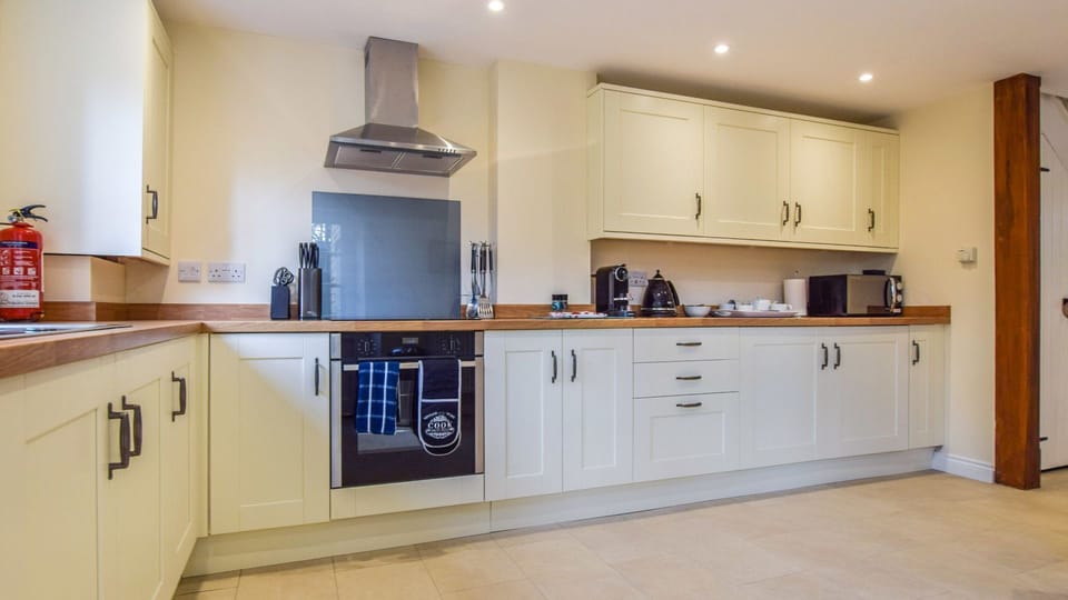 Kitchen, Queen Mary Cottage at Sudeley Castle, Bolthole Retreats