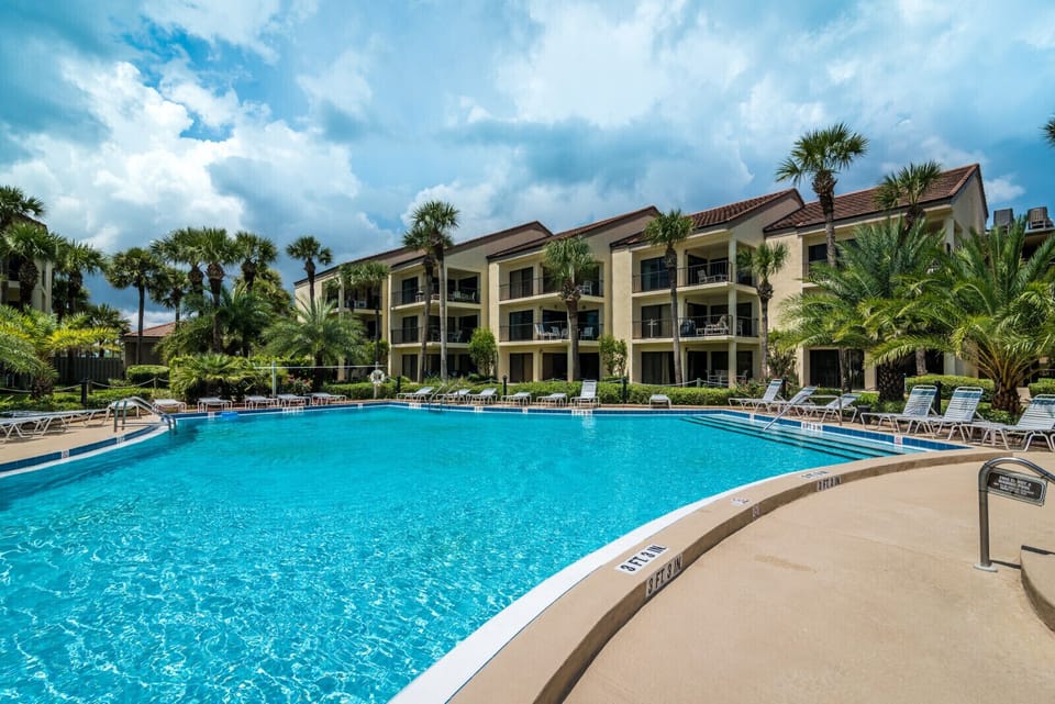 Vistas pool   hot tub areas