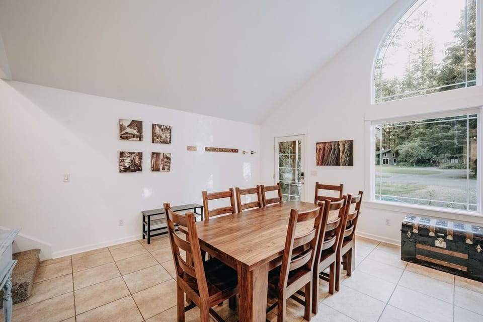 Dining Room, Dining Table, Furniture, Indoors, Table