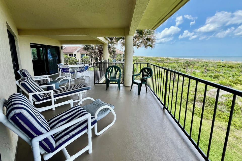 Oceanfront corner balcony