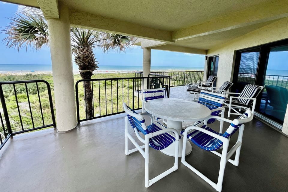Oceanfront corner balcony